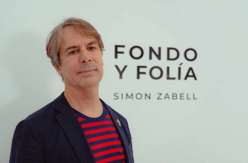 Simon Zabell explora la geometría y la introspección en ‘Fondo y Folía’