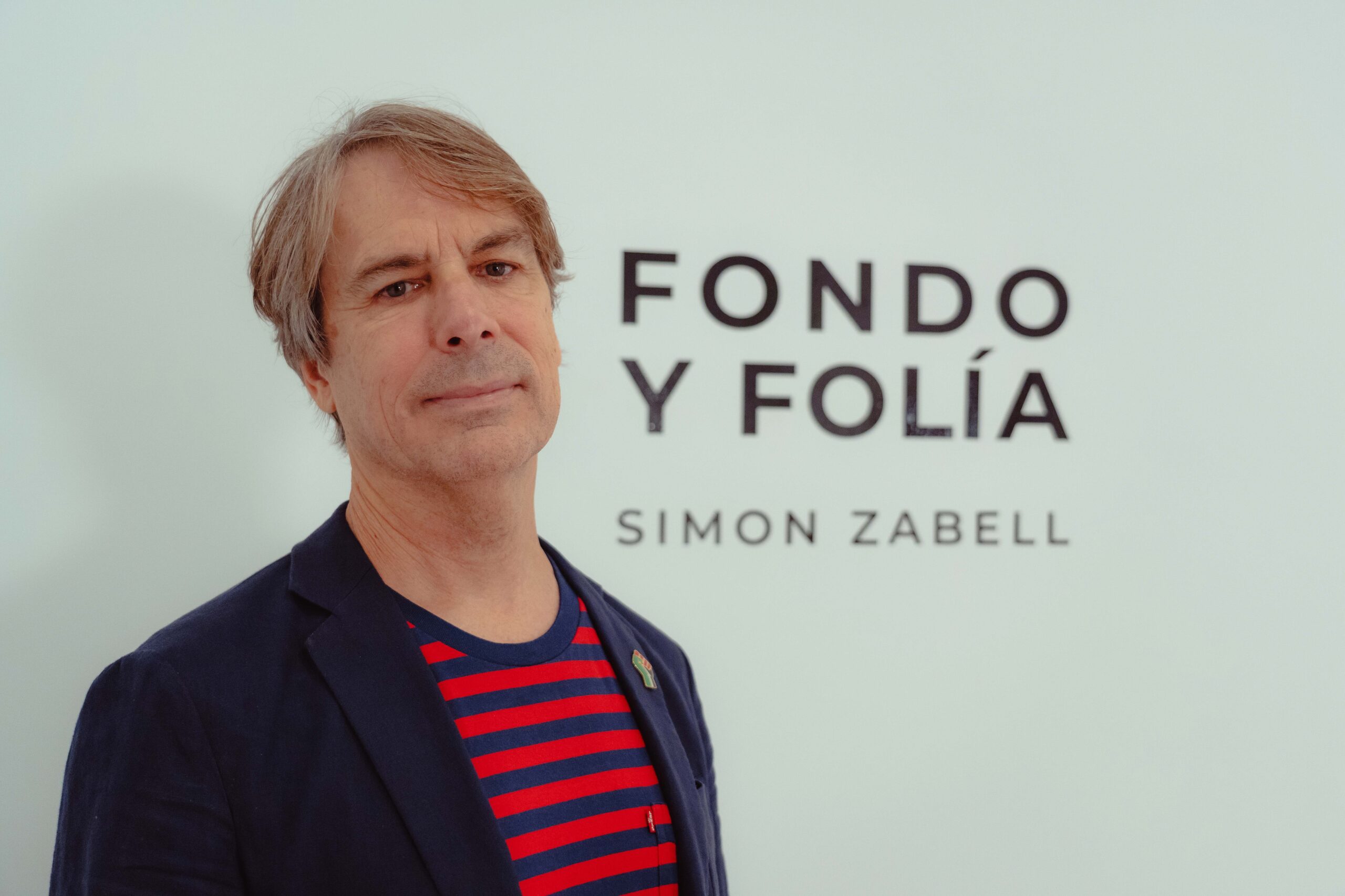 Simon Zabell explora la geometría y la introspección en ‘Fondo y Folía’