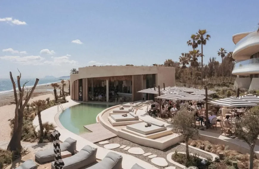 El PSOE de Estepona denuncia que el chiringuito El Nido funciona sin licencia definitiva desde 2021