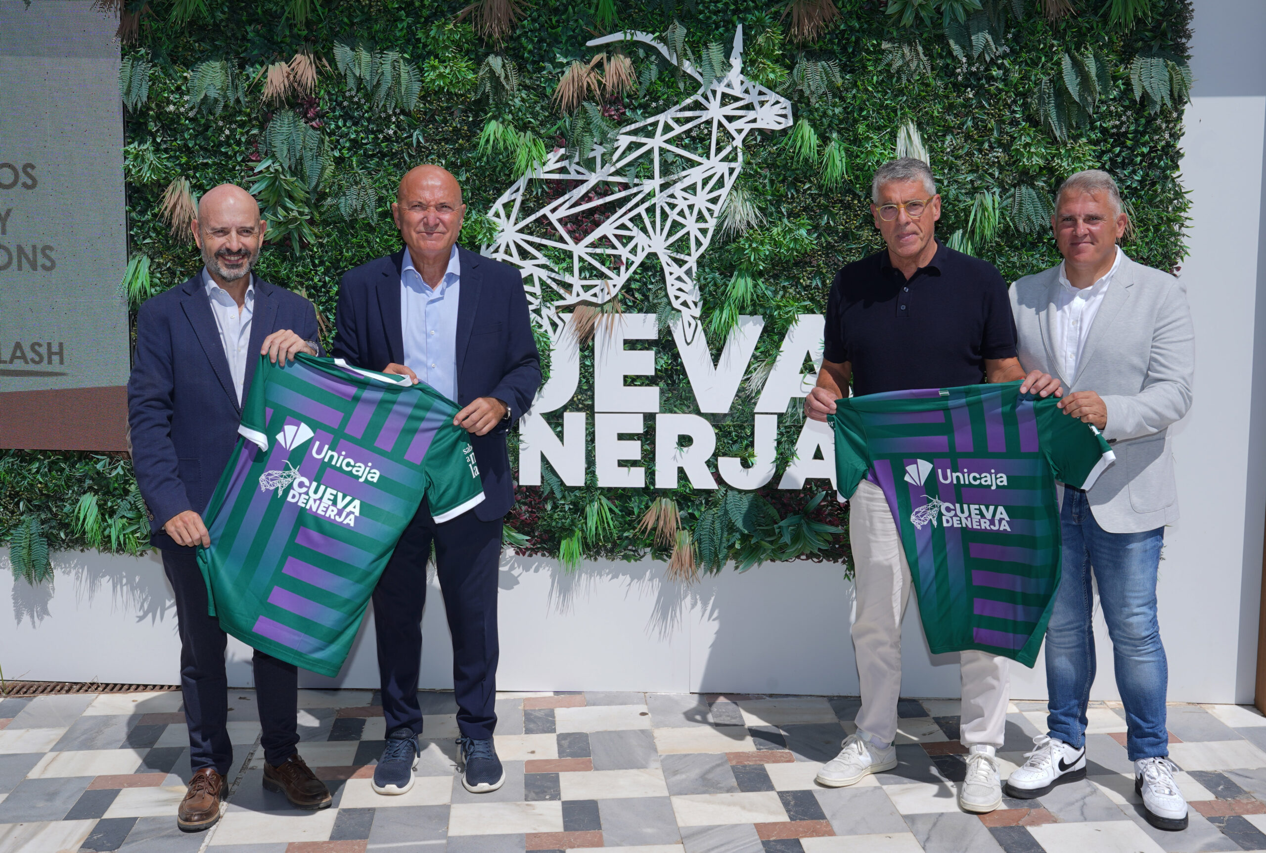 El Unicaja Baloncesto visita la Cueva de Nerja en una jornada de convivencia