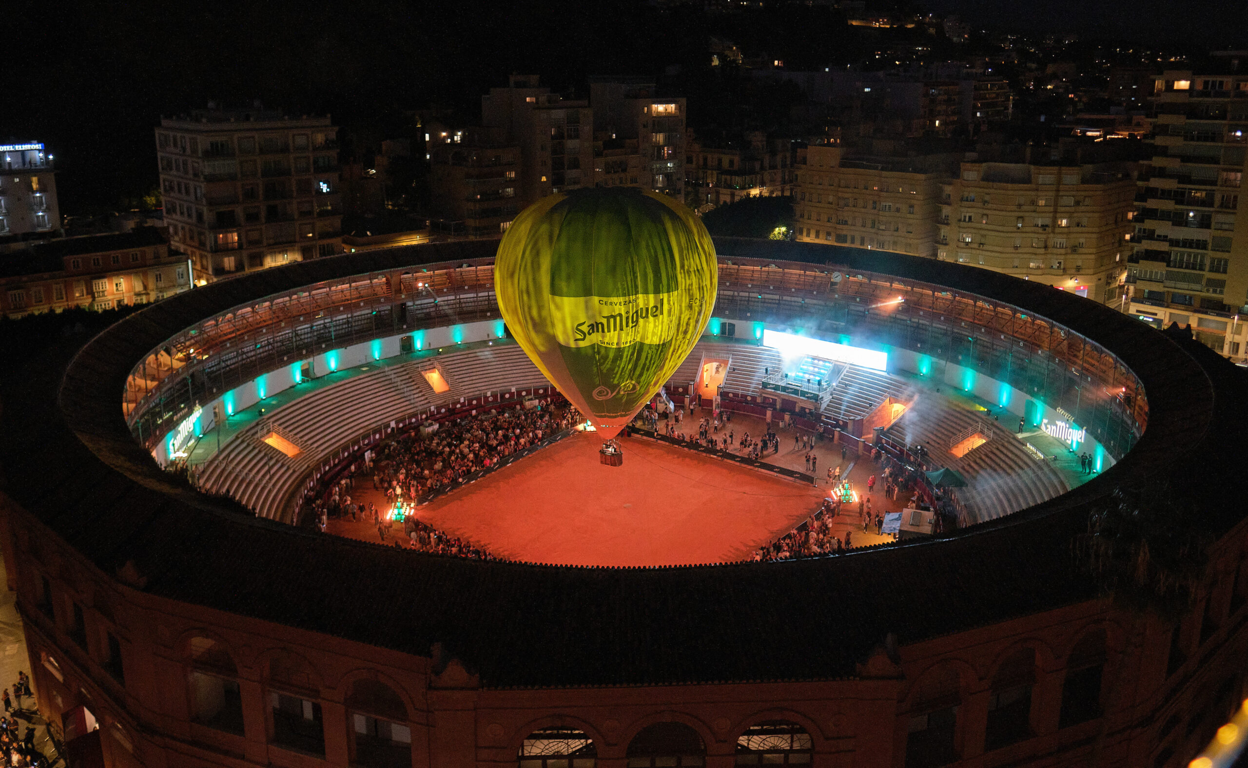 San Miguel reúne a casi 2.000 personas en La Malagueta con un espectáculo musical desde un globo aerostático
